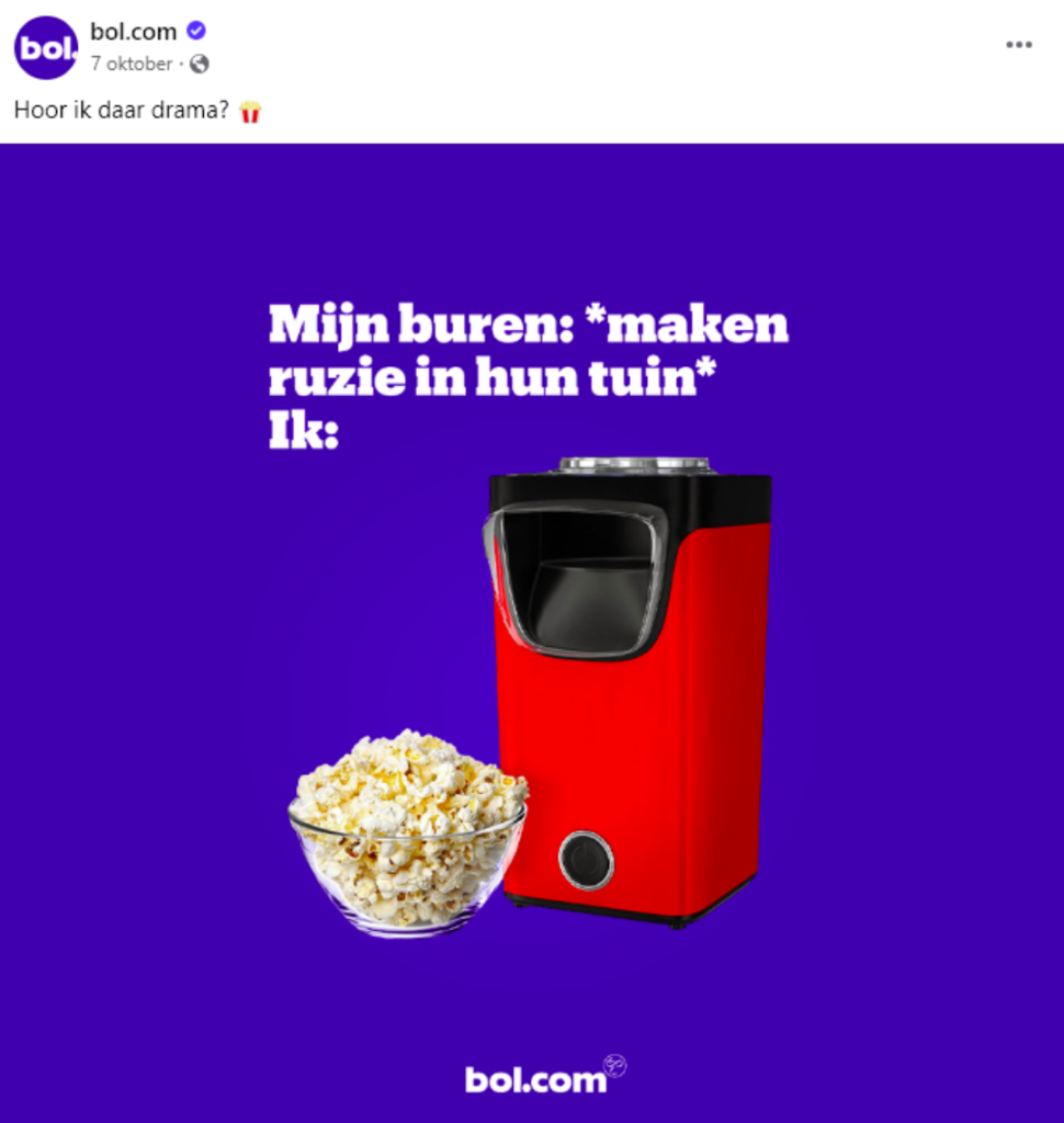 Huisstijl social media bol.com: blauwe achtergrond en een afbeelding van popcorn machine met de tekst: "Mijn buren maken ruzie in hun tuin. Ik:"